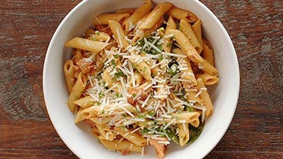 Noodles & Company réalise des économies et améliore la satisfaction des employés grâce à une gestion de flotte, comparativement à son ancien programme de remboursement.